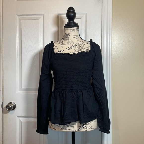Flattering black top. Can be work on or off shoulder. - Picture 1 of 4